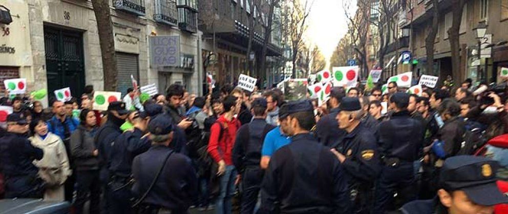 Foto: La Policía impide un escrache de un centenar de personas ante la casa de Jesús Posada