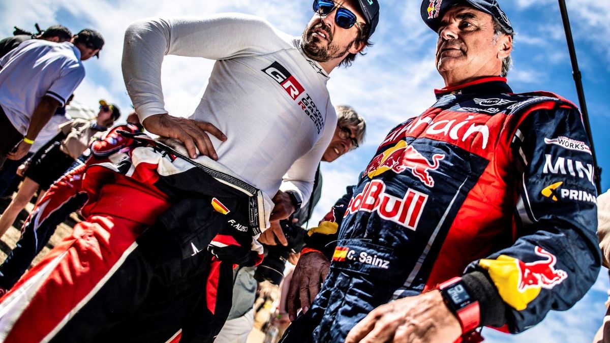 Los problemas de Fernando Alonso y Carlos Sainz si se abrazan con afecto en el Dakar