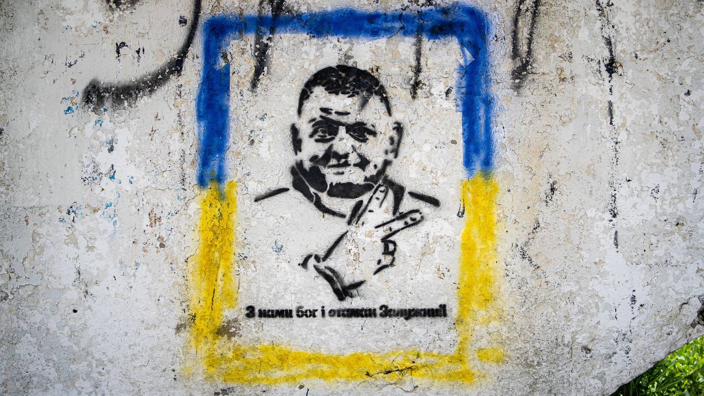 Un grafiti de Zaluzhny, comandante en jefe de las FFAA camino del frente de Zaporiyia. Soldados y civiles se hacen fotos con él (Fermín Torrano)
