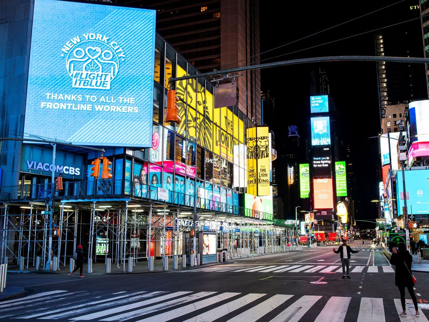 Varias personas en la vacía Times Square de Nueva York por las medidas de confinamiento decretadas en EEUU. (Reuters)