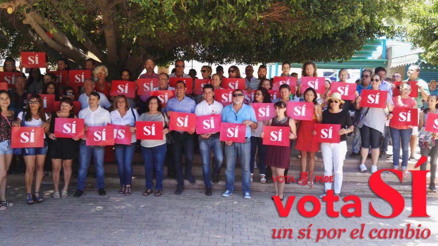 Foto electoral del PSOE en Antigua con Taishet Fuentes en el centro.