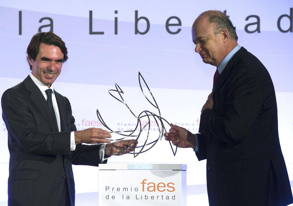 Foto: José María Aznar entrega un Premio Faes a la Libertad a Enrique Krauze. (Efe)