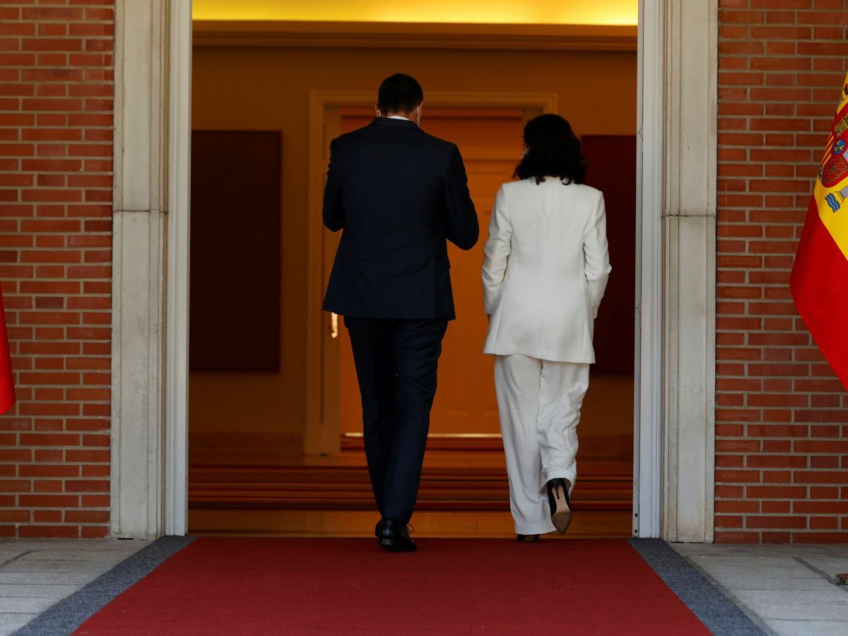 Foto: Sánchez y Ayuso entran en el palacio de la Moncloa en el último encuentro bilateral que mantuvieron. (EFE/J. J. Guillén)