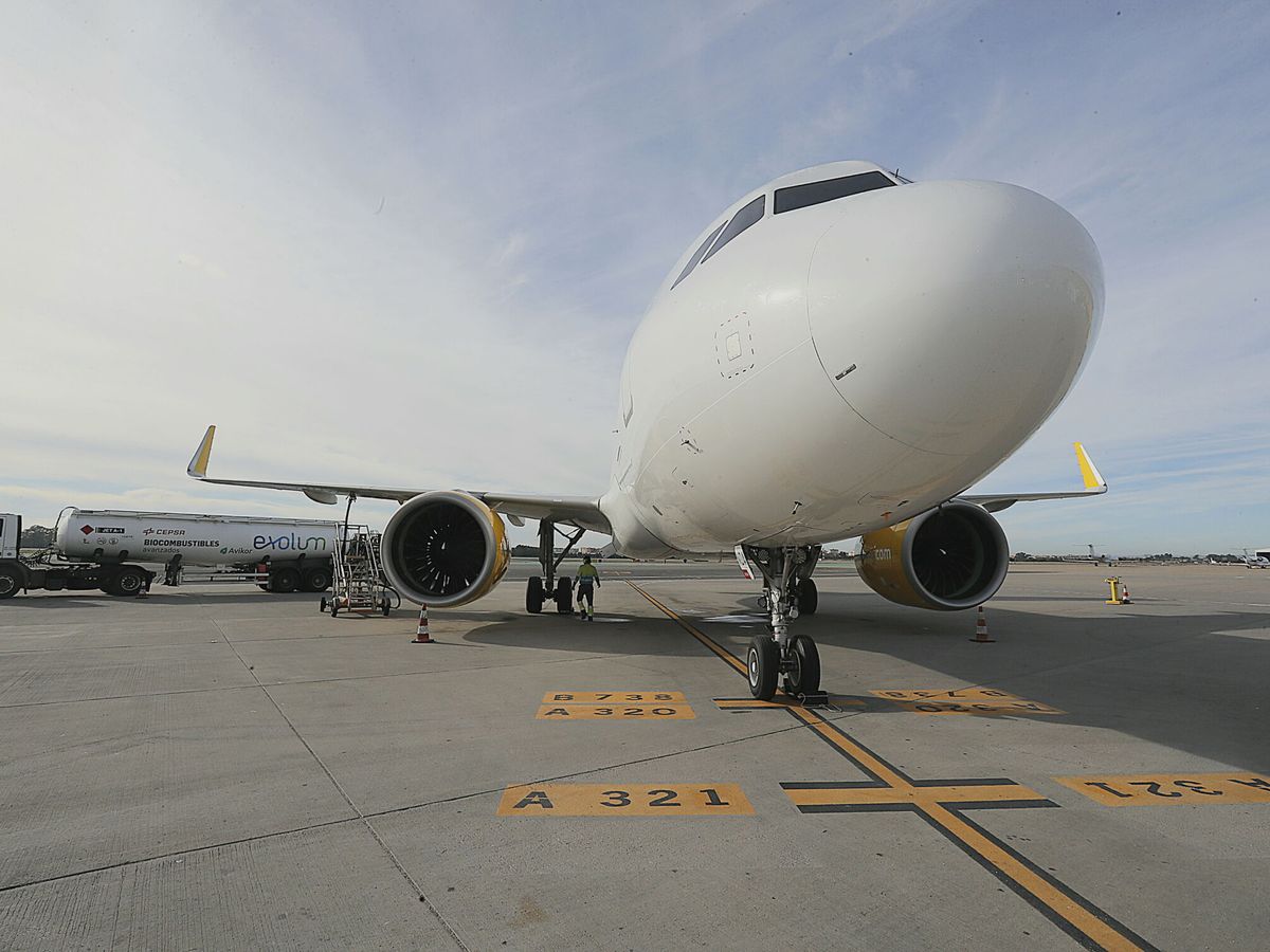 Foto: Repostaje de un avión en el Aeropuerto de Sevilla. (EFE/José Manuel Vidal)