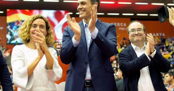 Foto: Pedro Sánchez, con Miquel Iceta y la ministra Meritxell Batet, el pasado 25 de abril en el mitin de campaña en Barcelona. (EFE)