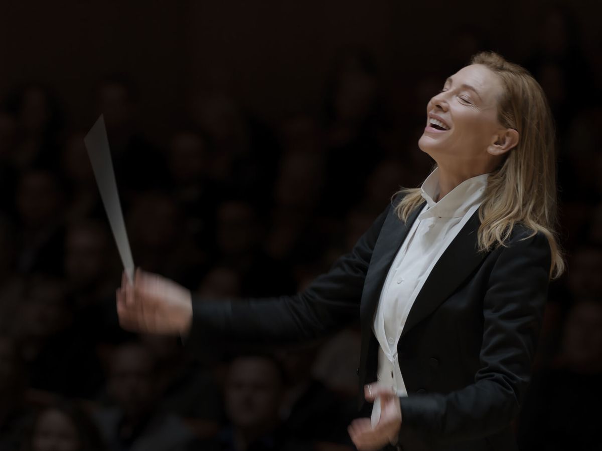 Foto: La actriz Cate Blanchett, en el papel de directora de orquesta en la película 'Tár'. (EFE/Universal Pictures/Florian Hoffmeister)