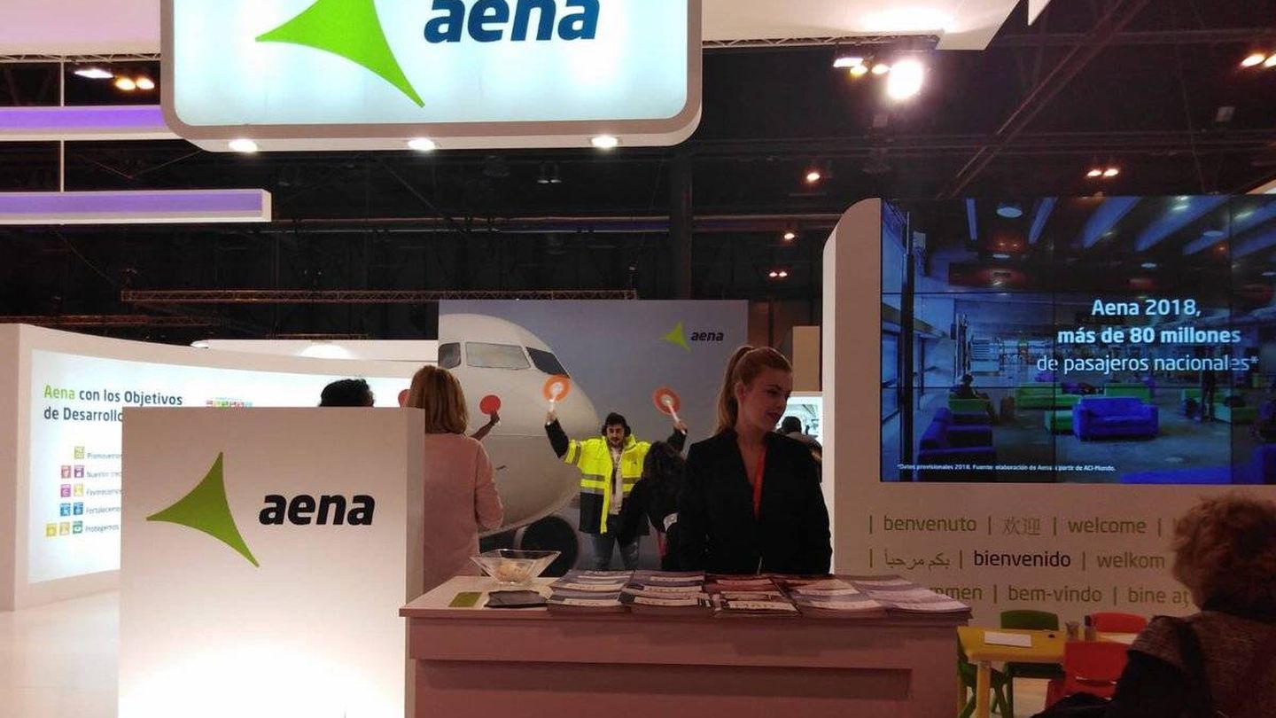 Logotipo de Aena visible en la terminal de un aeropuerto. (EFE)