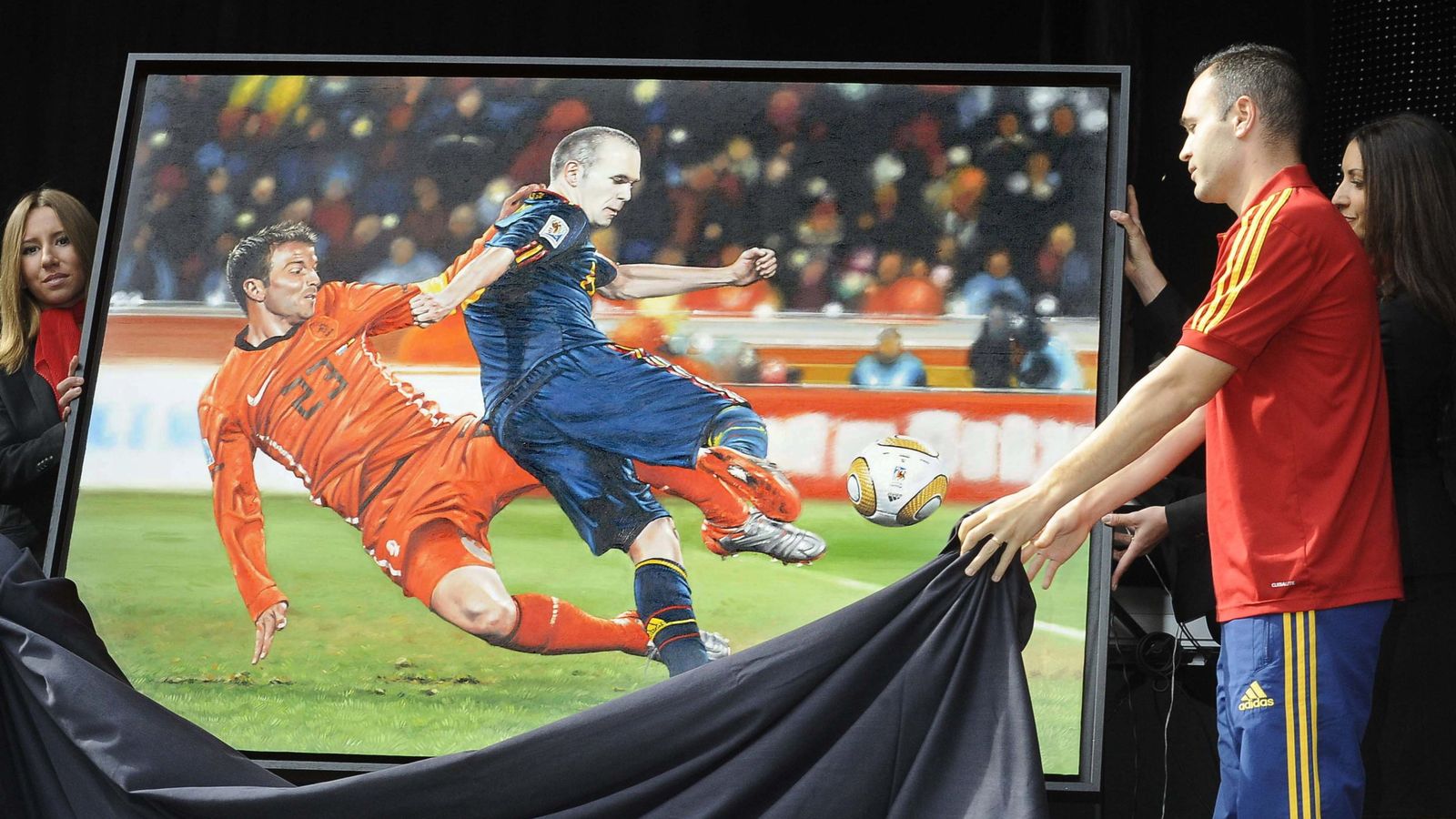 Foto: Andrés Iniesta descubre un cuadro con la fotografía de la jugada que dio el Mundial de Sudáfrica a la selección española. (EFE)