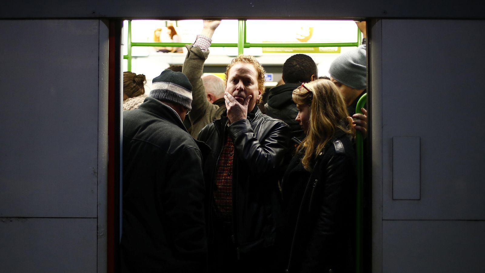Foto: Un grupo de viajeros espera en la hora punta del metro de Londres durante una jornada de huelga. (Reuters/Andrew Winning)