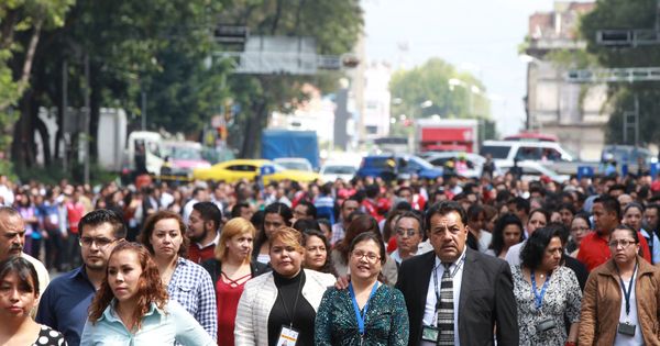 Foto: Miles de personas participan en un simulacro de terremoto (EFE)