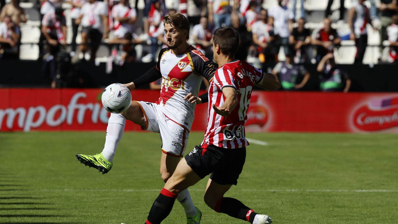 Detenido el Rayo-Athletic por el lanzamiento de objetos sobre el césped en protesta contra Presa