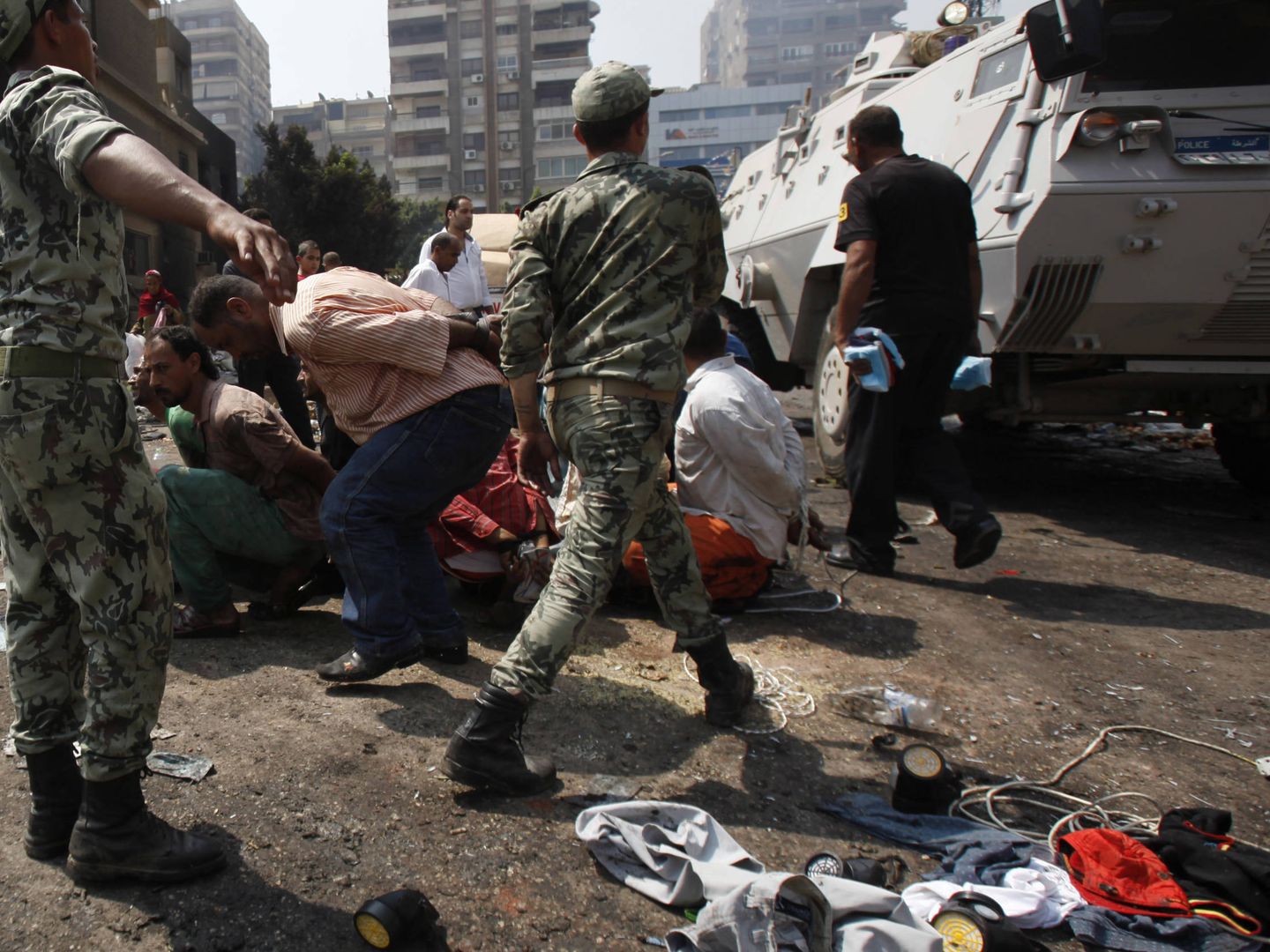 Miembros de la Hermandad Musulmana rodeados por efectivos de las fuerzas de seguridad cerca de la mezquita de Rabaa Adawiya, en Cairo. (Reuters)