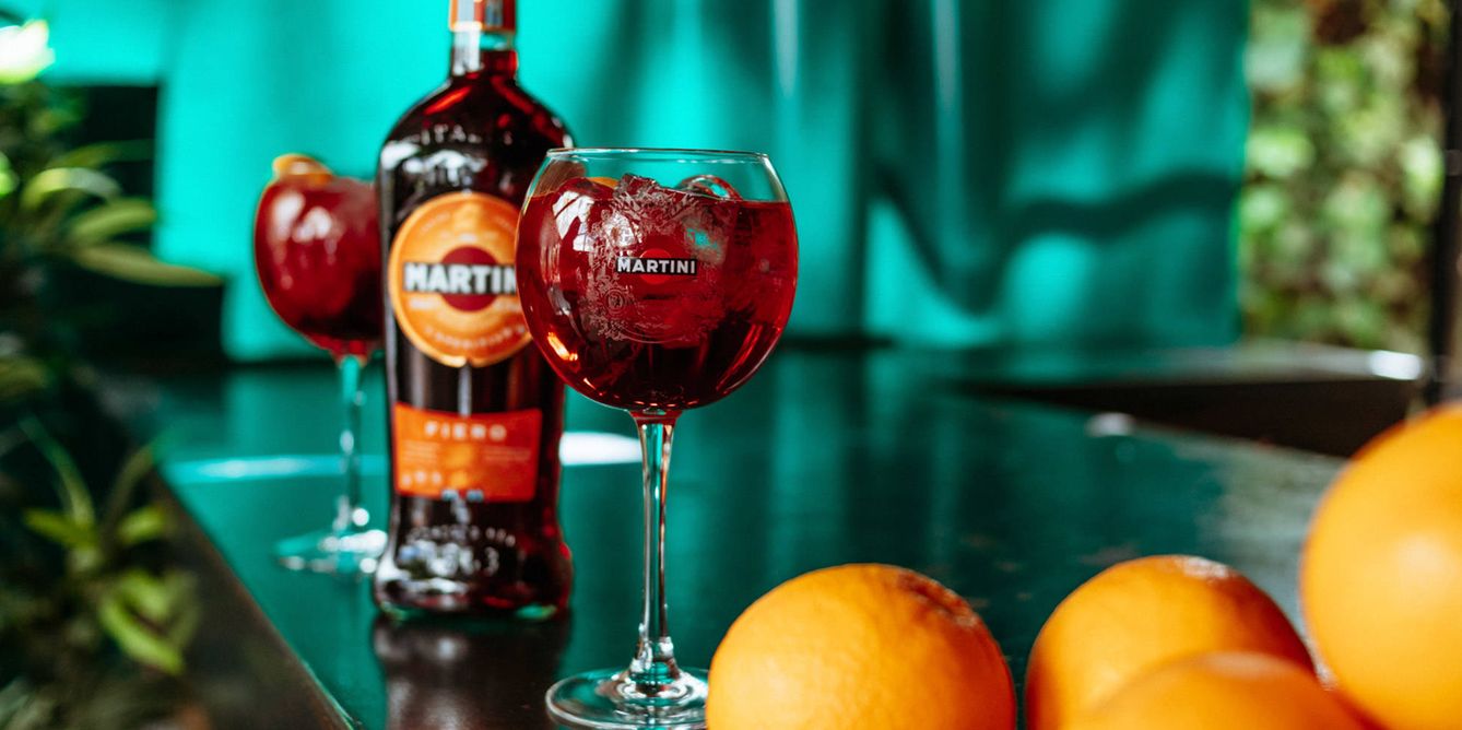 El Martini Fiero & Tonic es una combinacio?n fresca de sabor amargo servida sobre hielo y con guarnicio?n de naranja, que destaca por su intenso color rojo. 