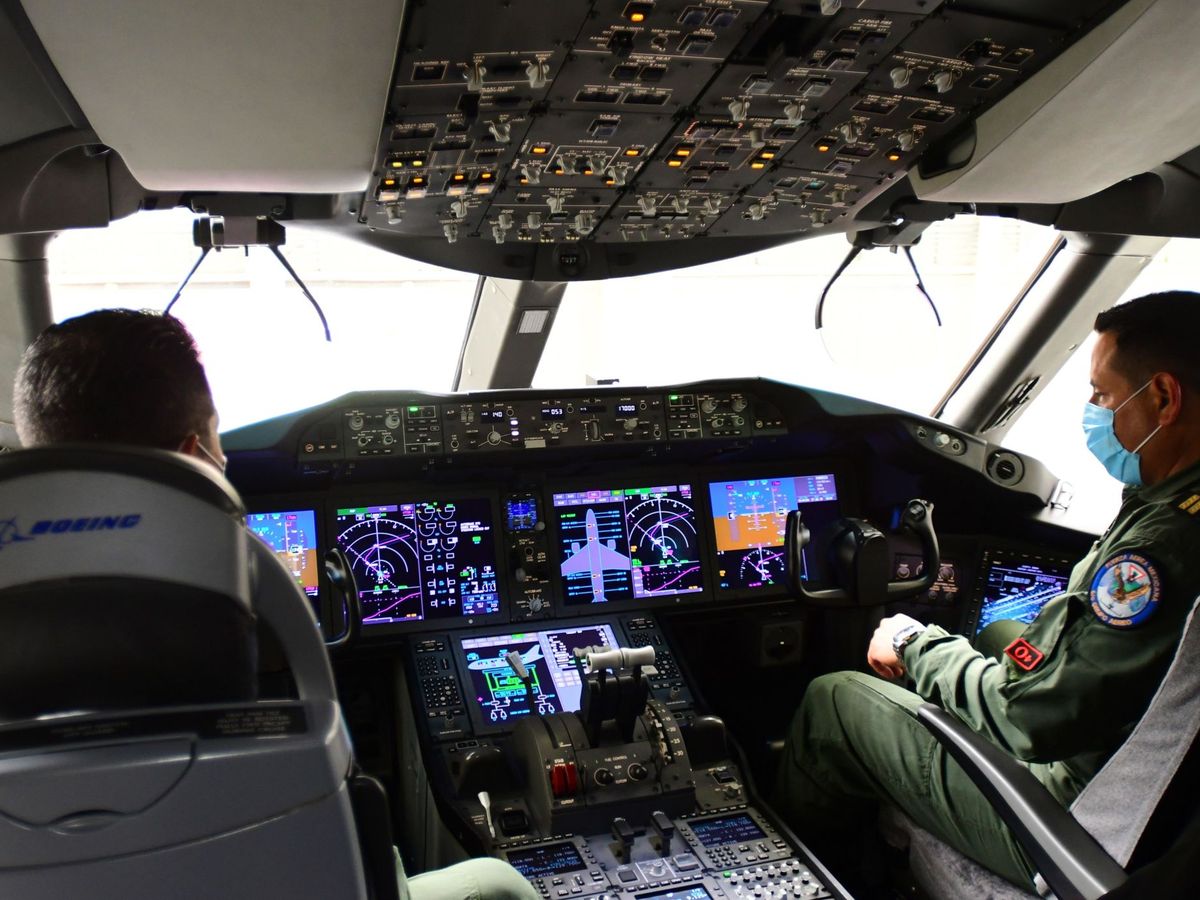 Foto: Vista de la cabina del avión presidencial mexicano. (EFE)