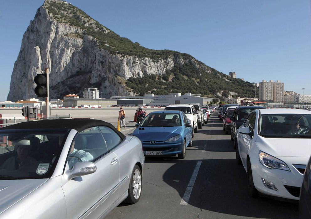 Foto: Colas de coches ante la Verja de Gibraltar. (Efe)