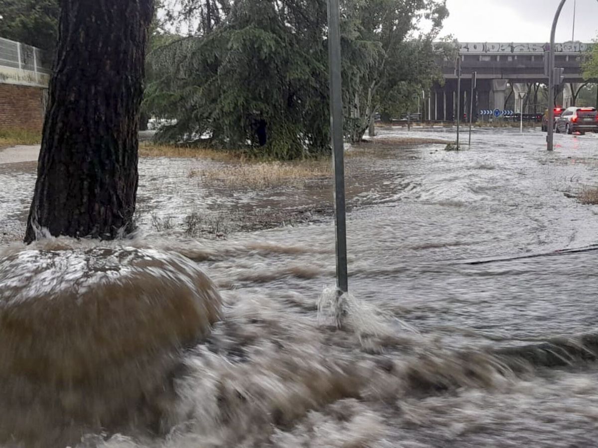 Foto: Fuertes lluvias en la zona de Canillejas, Madrid. (EFE/Beatriz Cebrecos)