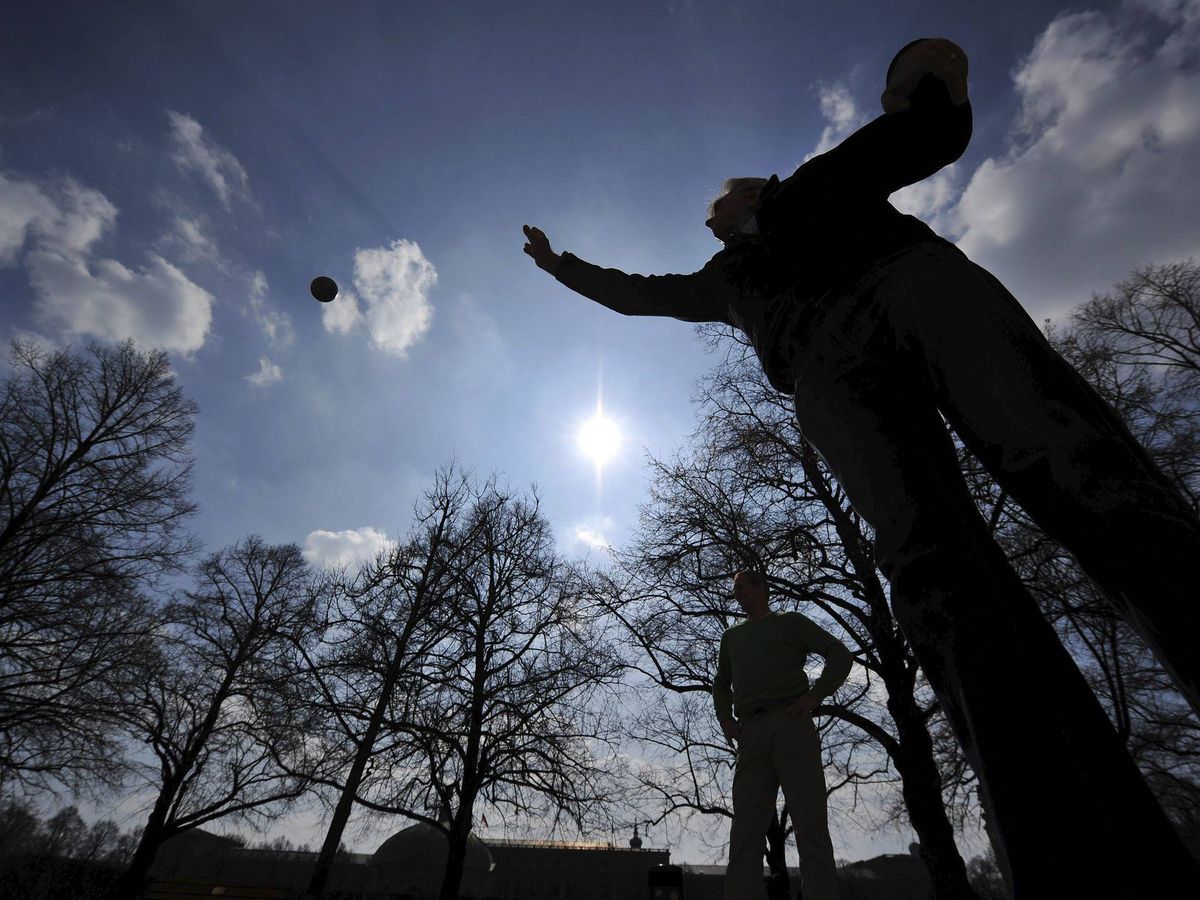 Foto: Dos hombres juegan una partida de petanca. (EFE/Peter Kneffel)