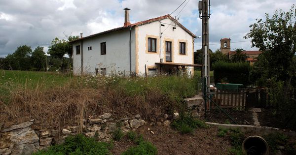 Foto: Vista del domicilio de la mujer asesinada ayer lunes en la localidad cántabra de Escalante. (EFE)