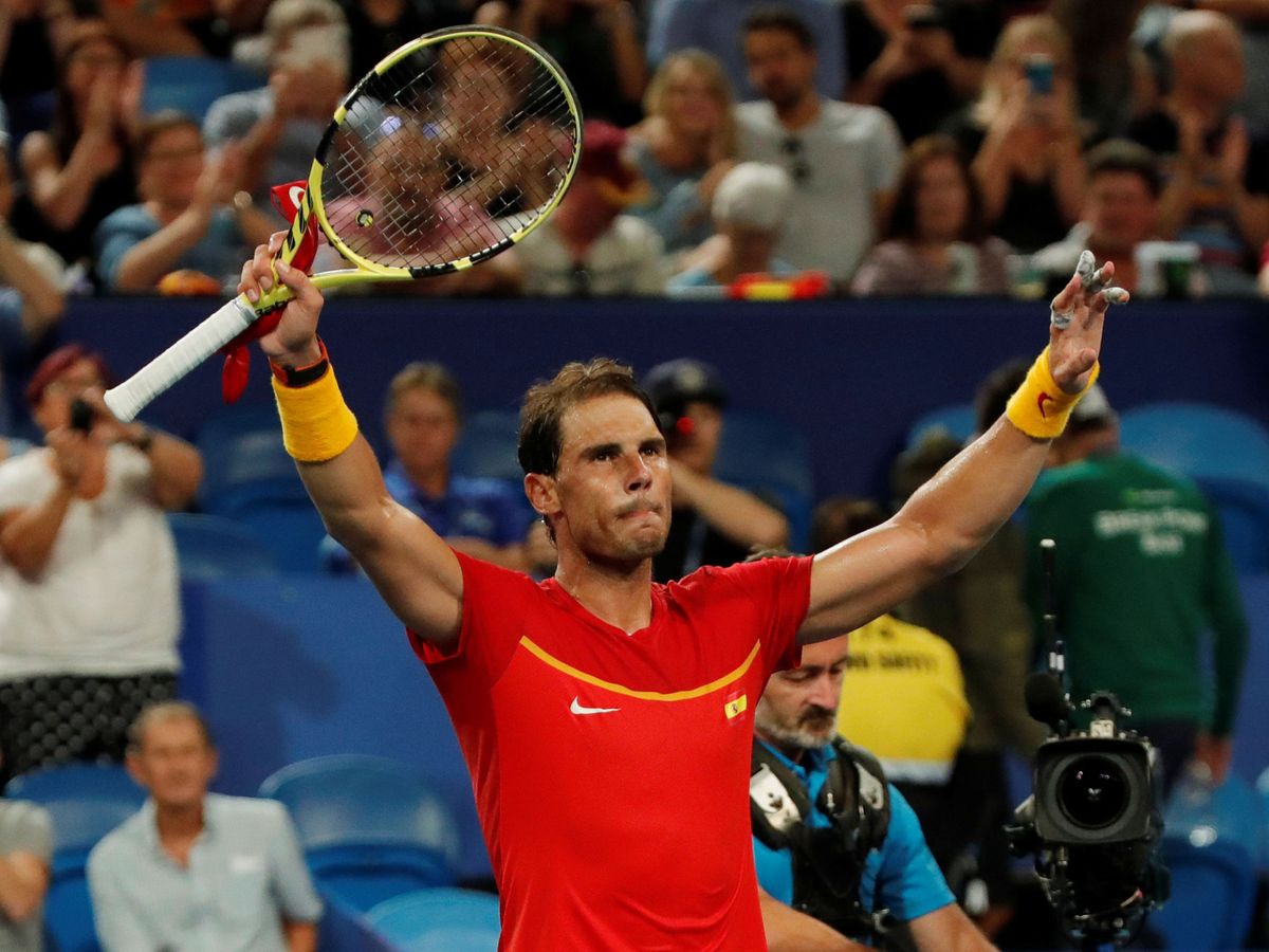 Foto: Rafa Nadal saluda tras vencer a Pablo Cuevas en la ATP Cup. (Reuters)