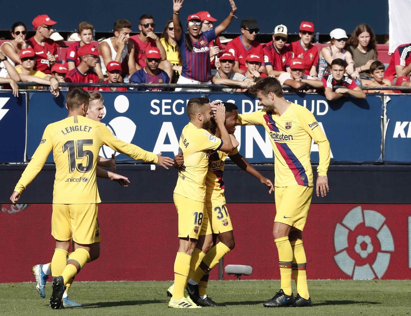 Los jugadores del Barcelona felicitan a Ansu Fati por su gol ante Osasuna. (EFE)