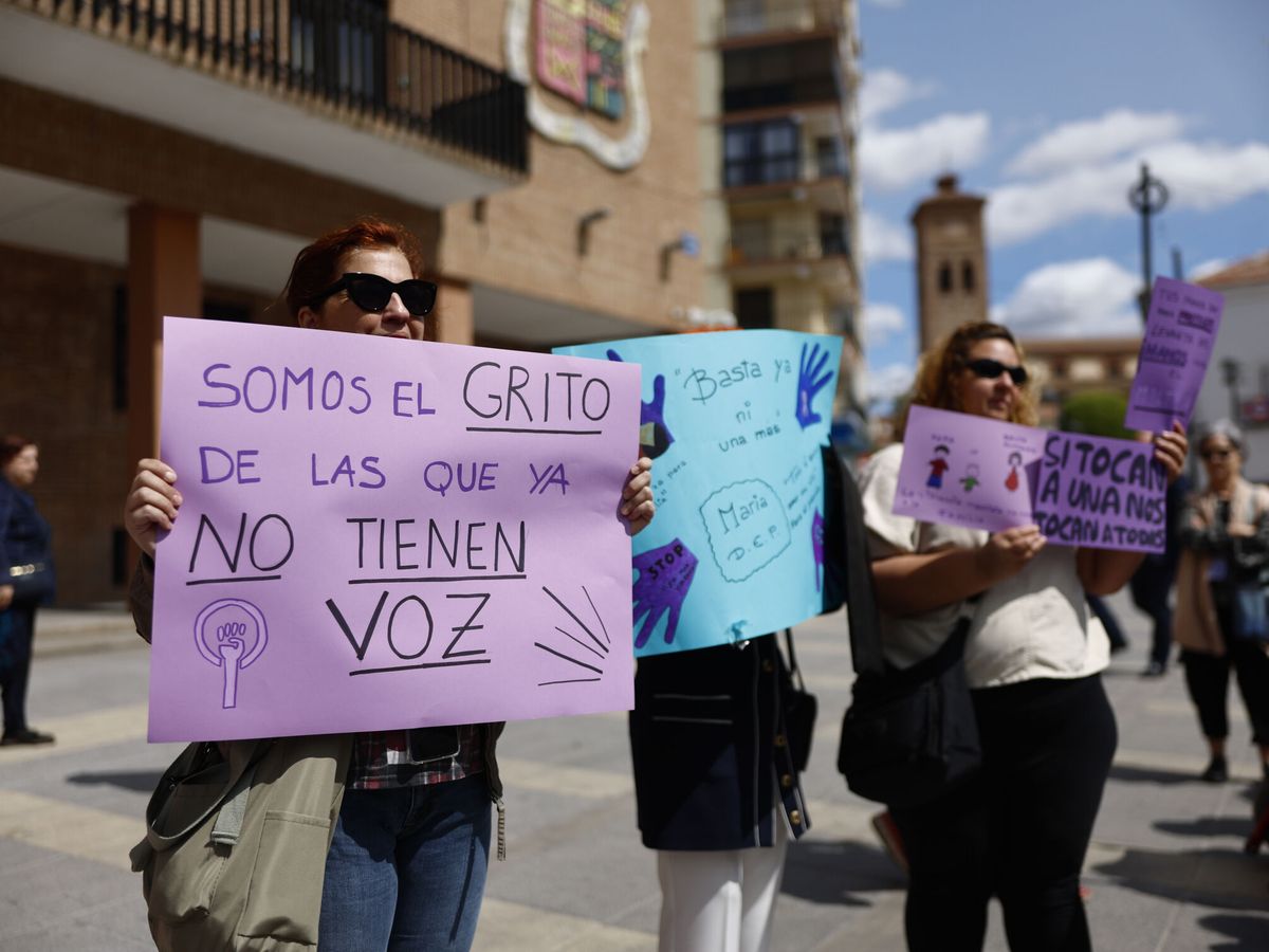 Foto: Protesta por el asesinato de una víctima de violencia de género en Móstoles, Madrid. (EFE/Rodrigo Jiménez)