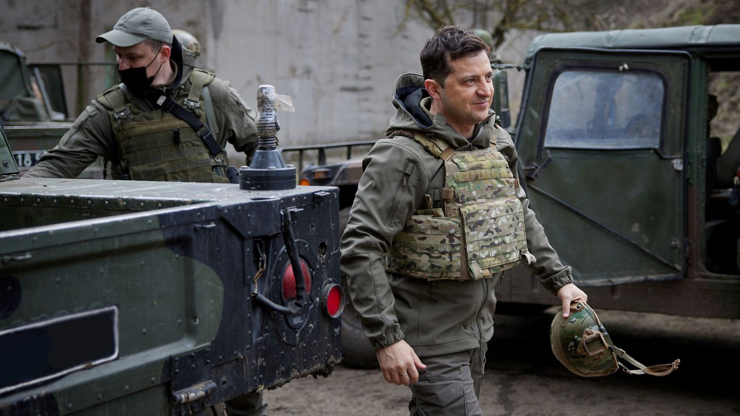 Zelenskiy visita tropas cerca de la frontera. (Reuters)
