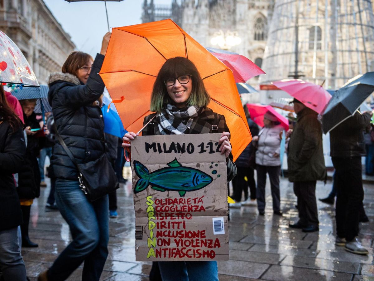 Foto: Una manifestante a favor del movimiento de las sardinas. (Reuters)
