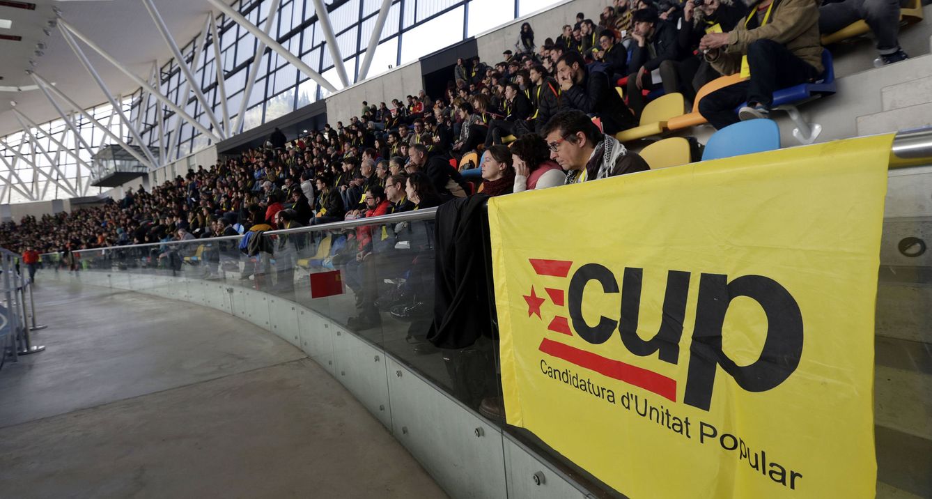 Asamblea de la CUP de diciembre de 2015, en la que se produjo un empate para investir a Mas. (EFE)