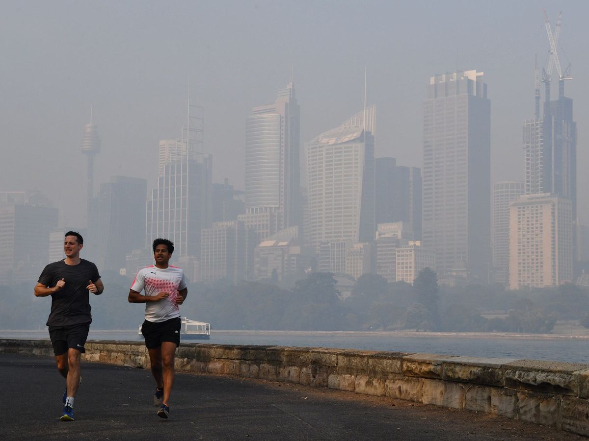 Foto: Los incendios que asolan Australia han provocado que el humo llegue a grandes ciudades como Sídney (EFE EPA/Dean Lewins)