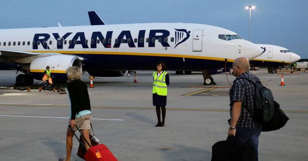 Foto: La asistencia en tierra de Ryanair pasará a estar gestionada por una empresa del grupo. (EFE)