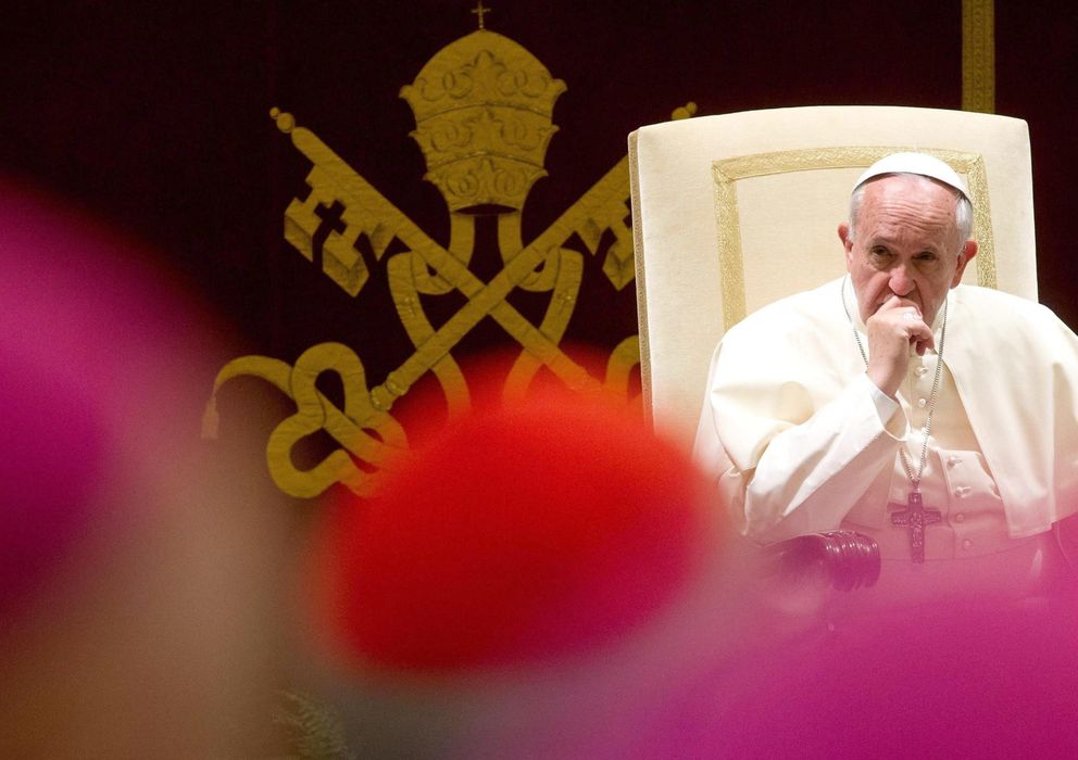 Foto: El Papa Francisco durante su audiencia navideña para la Curia (Reuters).