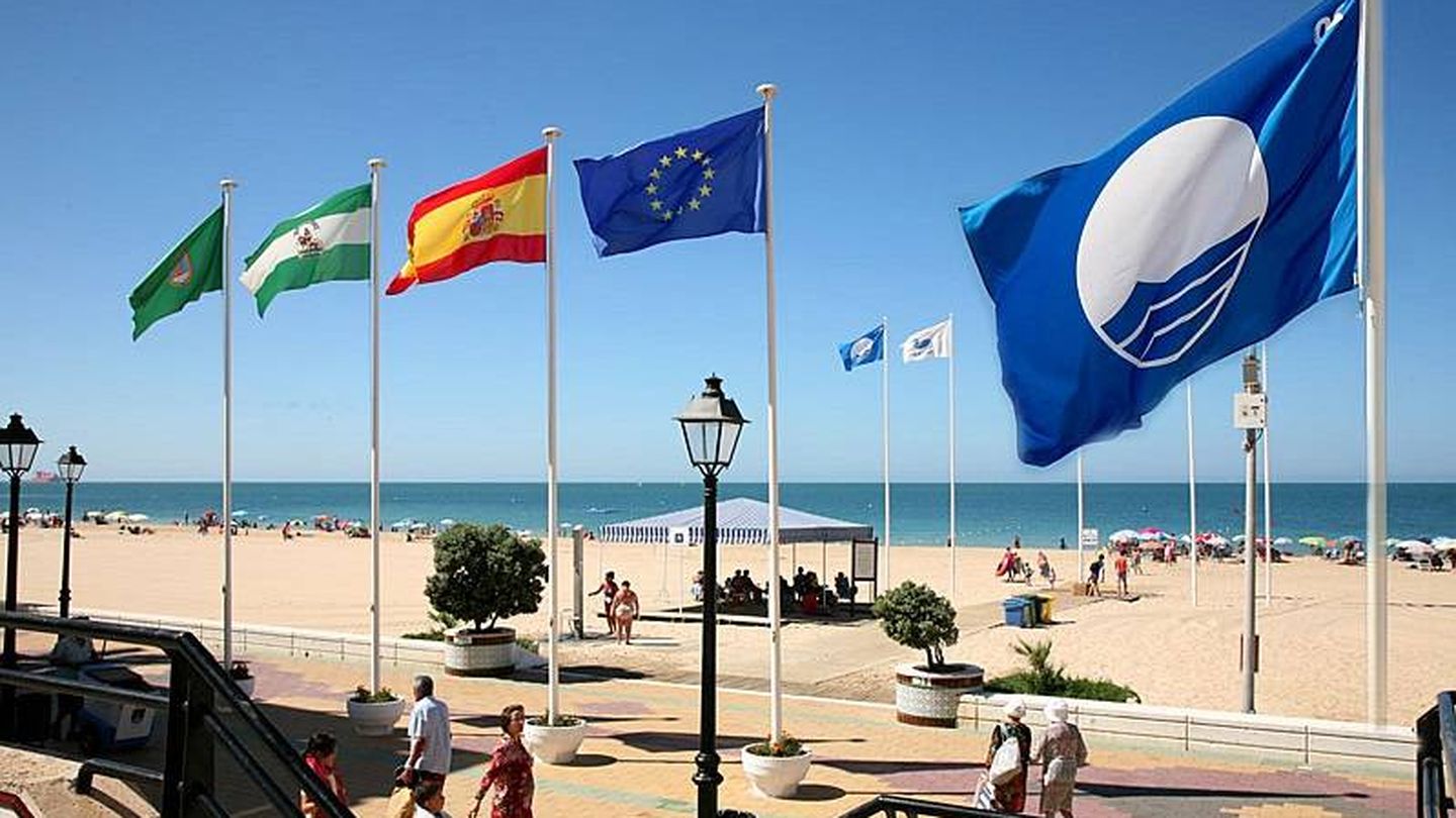 Una de las nueve banderas azules que ondean en Rota, Andalucía. 