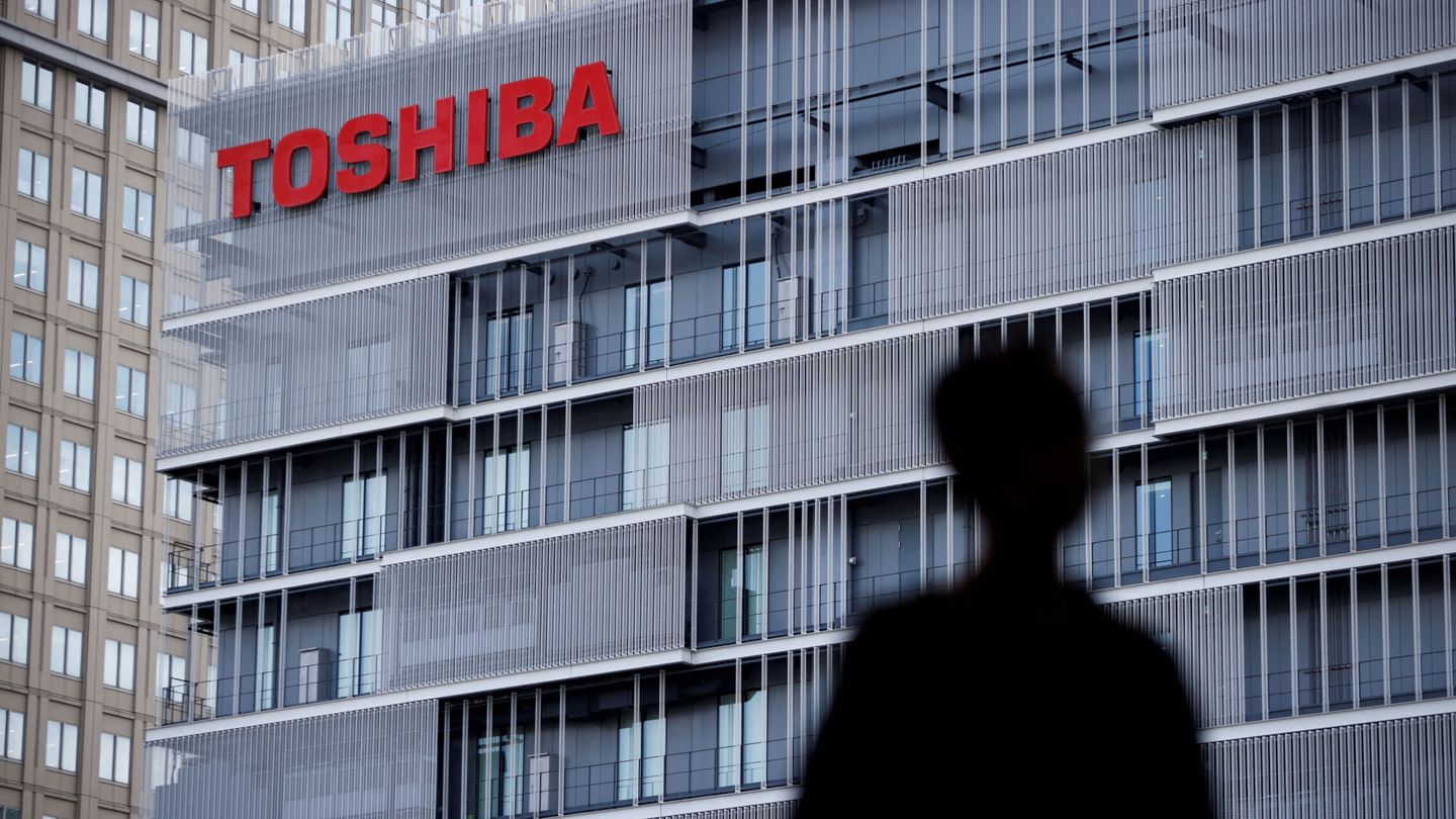 Logo de Toshiba en lo alto de un edificio. 