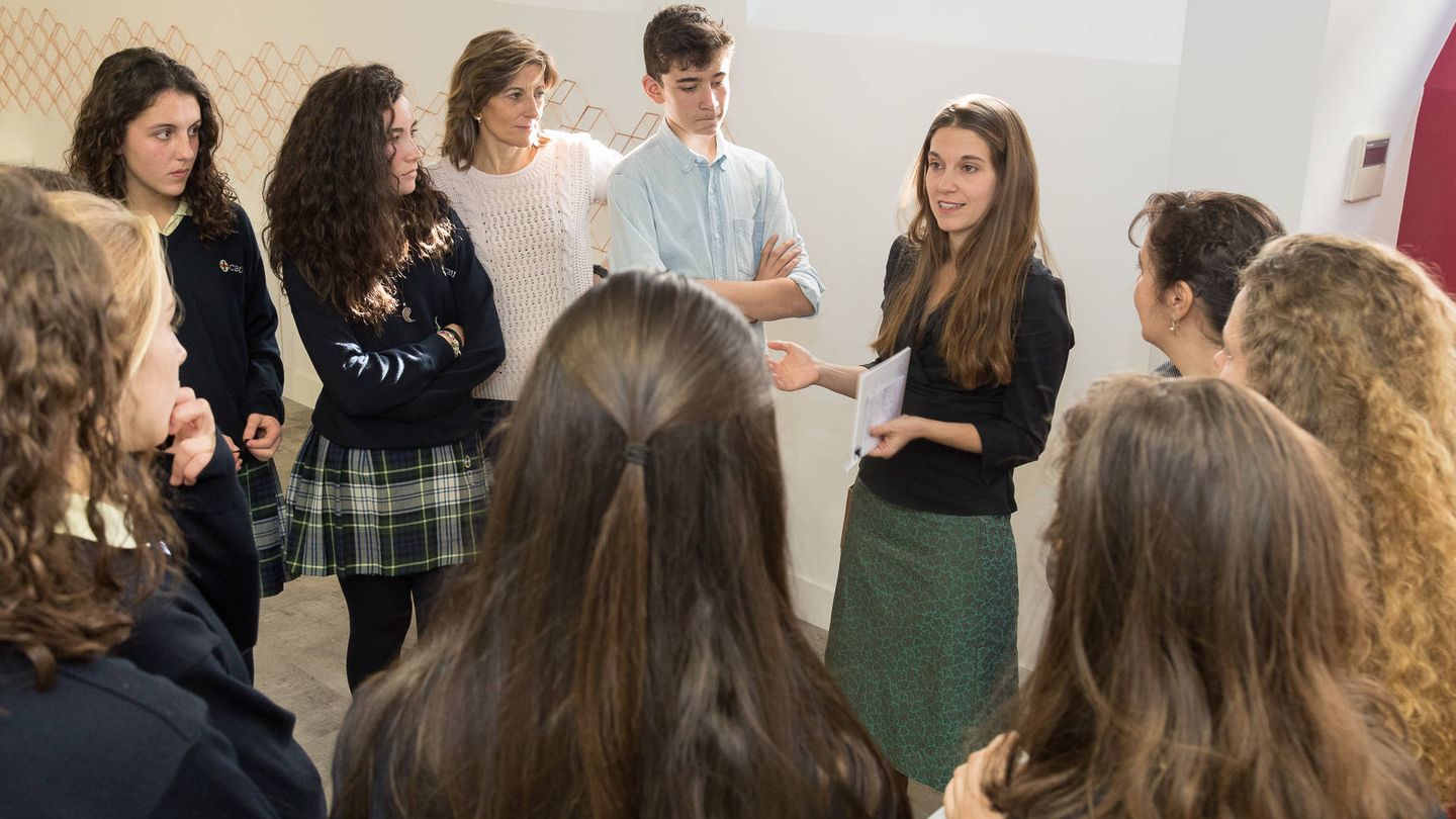 Alumnos del colegio CEU San Pablo de Madrid charlan con las ganadoras de las becas. (Foto: Víctor Rabanillo)