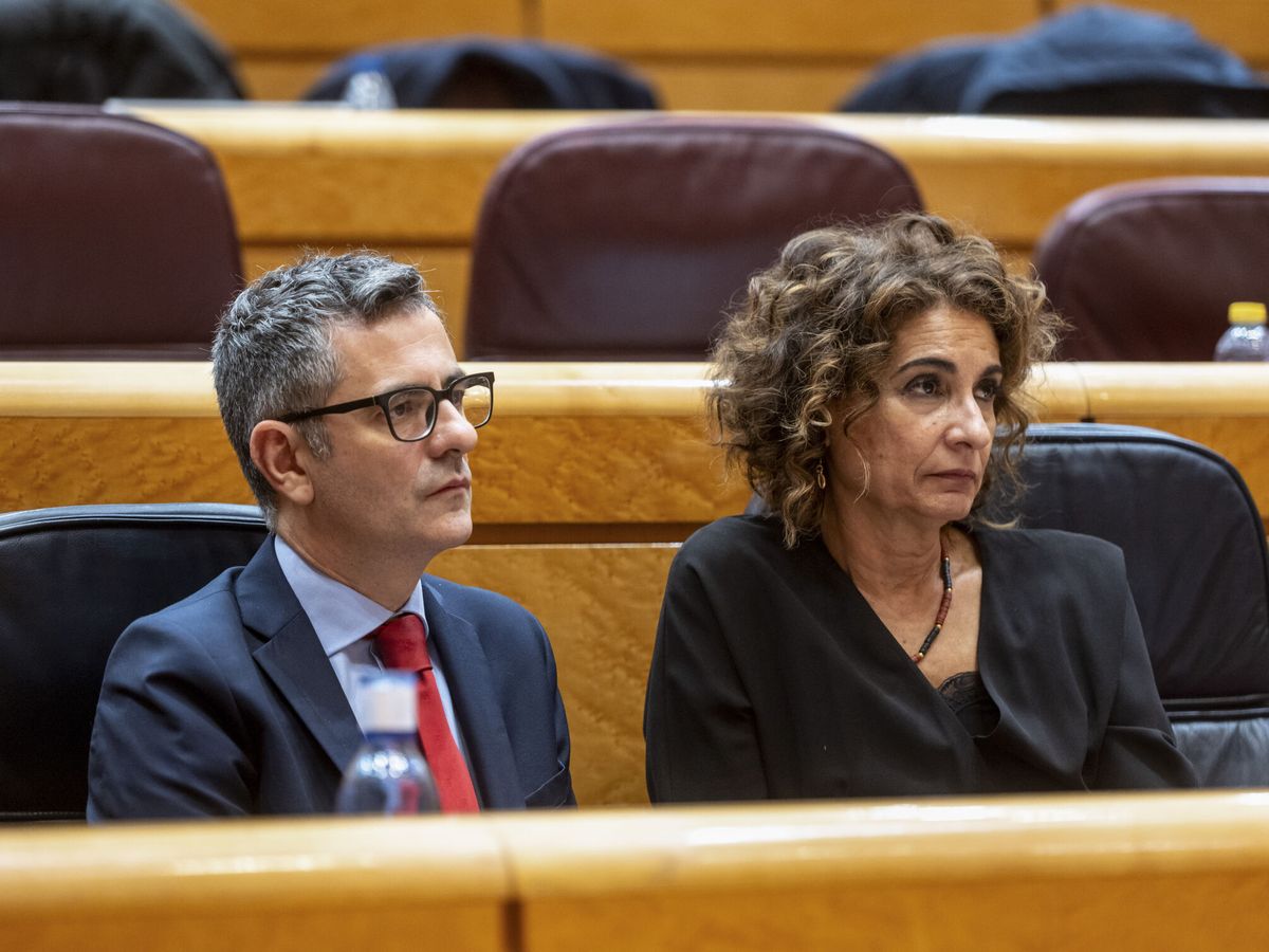 Foto: Félix Bolaños y María Jesús Montero, en el Senado durante la reunión del pleno del Congreso. (EFE/Fernando Villar)
