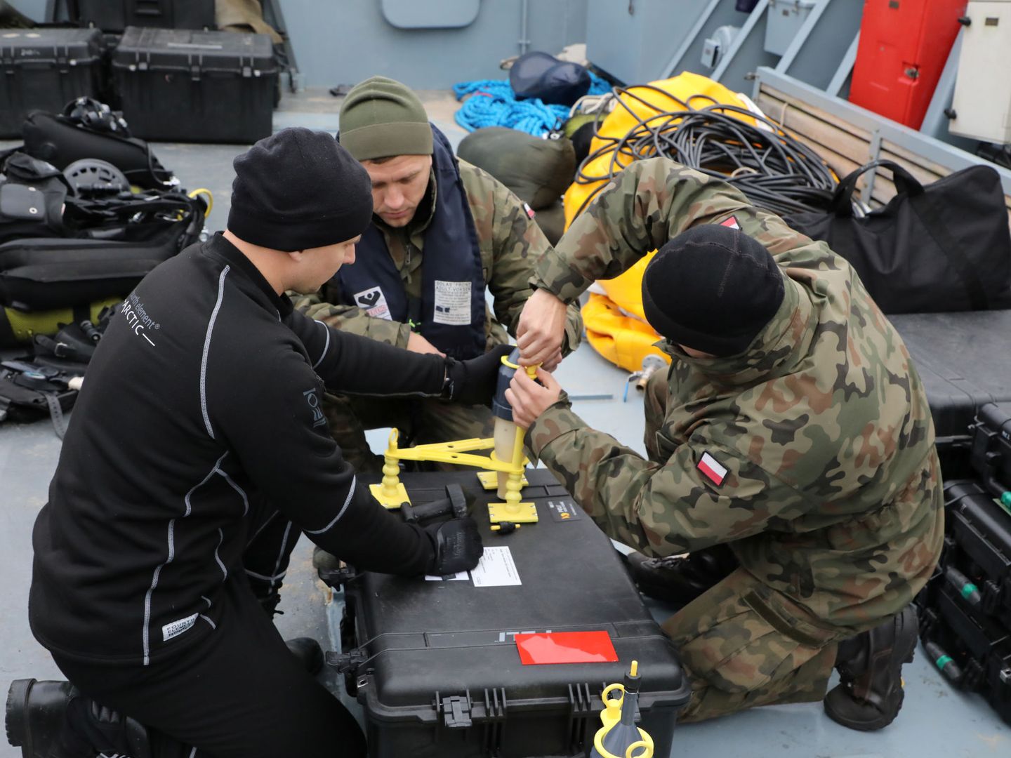 Submarinistas preparandose para la desactivación de la bomba Tallboy. Foto: Reuters