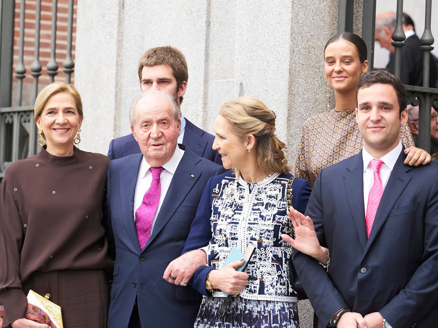 Las infantas y el rey Juan Carlos con algunos de sus nietos en la boda de Almeida. (EFE)