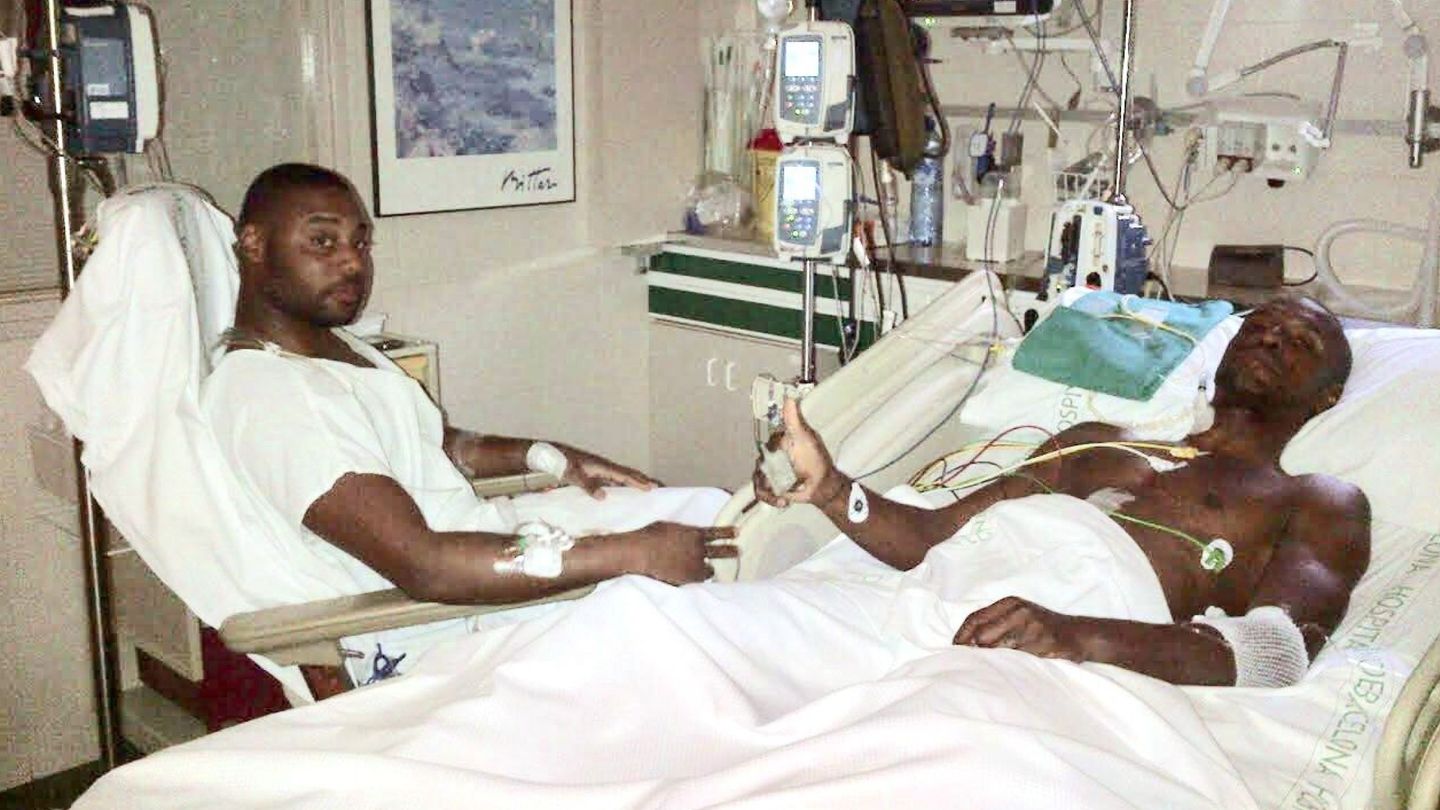 Fotografía de Eric Abidal y su primo Gerard en el hospital tras el trasplante | Facilitada por Abidal - EFE