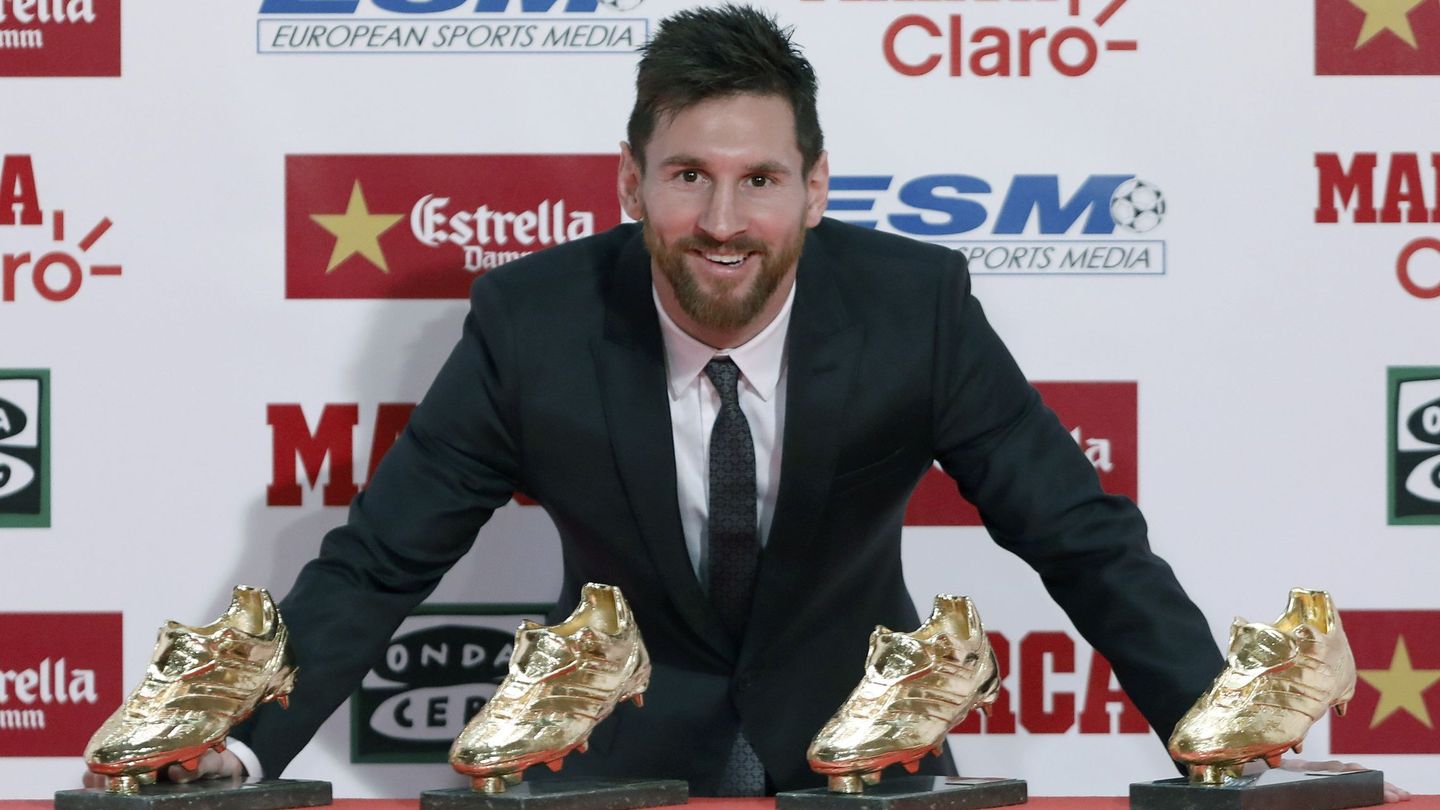 Messi posa con los cuatro galardones de la Bota de Oro que ha ganado. (EFE)
