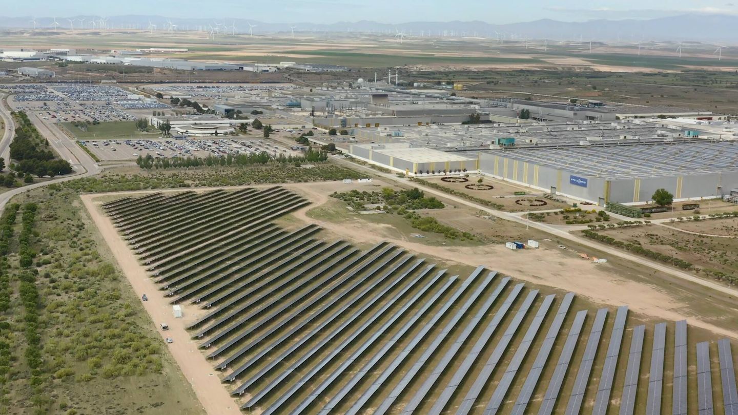 A las placas solares se sumarán también cuatro aerogeneradores en 2023.