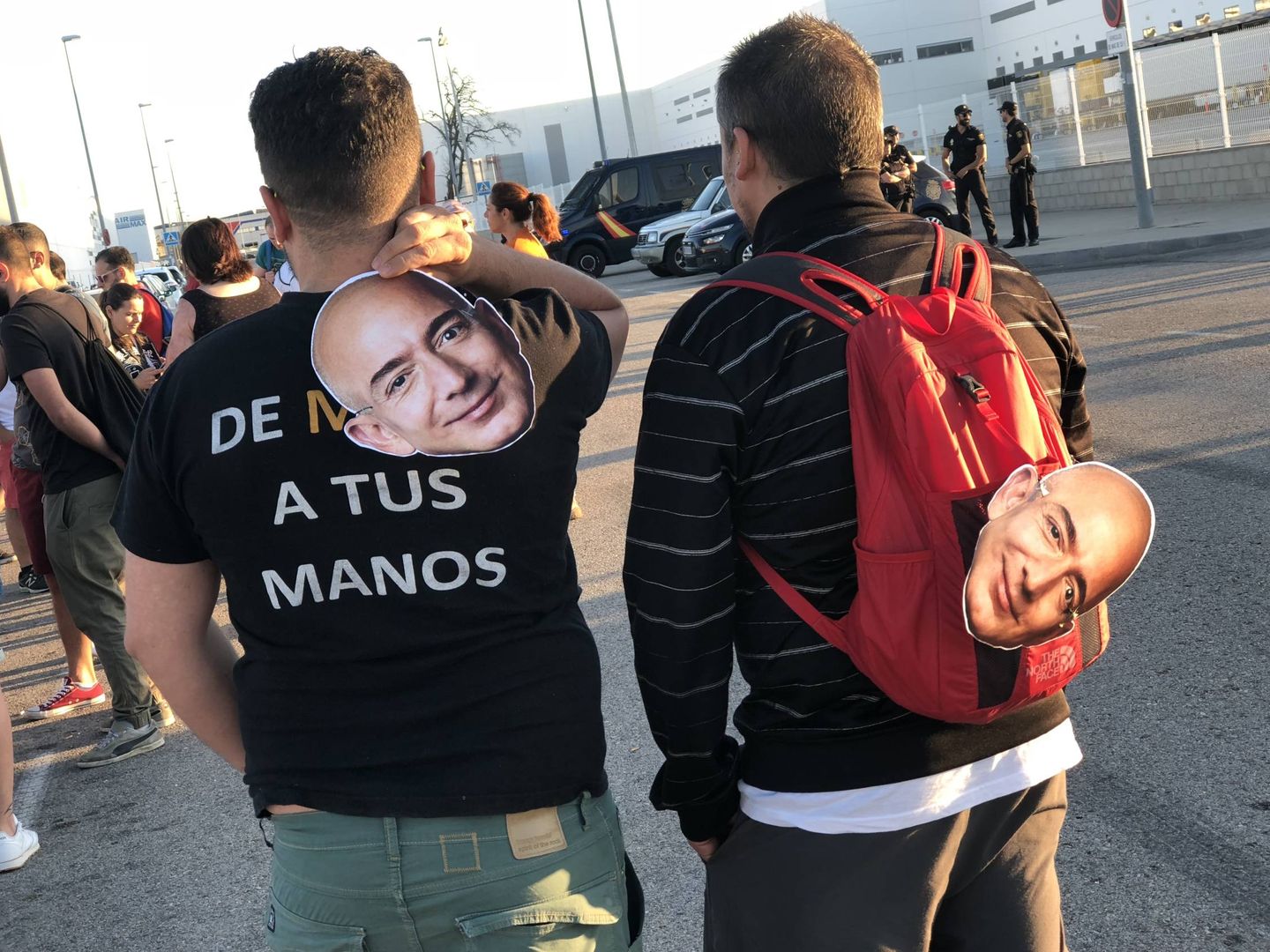 Dos de los manifestantes con caretas de Jeff Bezos. (M. Mcloughlin)