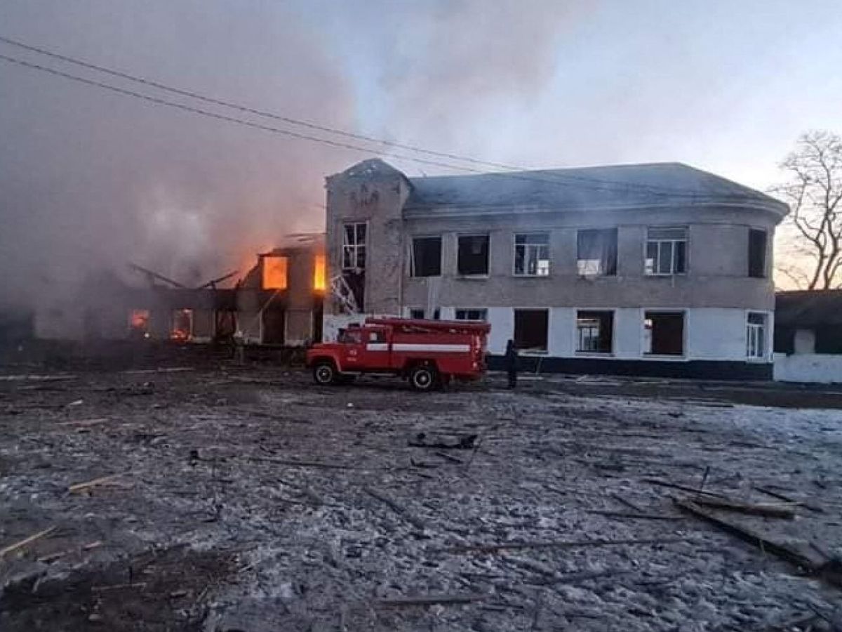 Foto: El bombardeo contra la ciudad de Merefa afectó a una escuela y centro cultural. Foto: Reuters