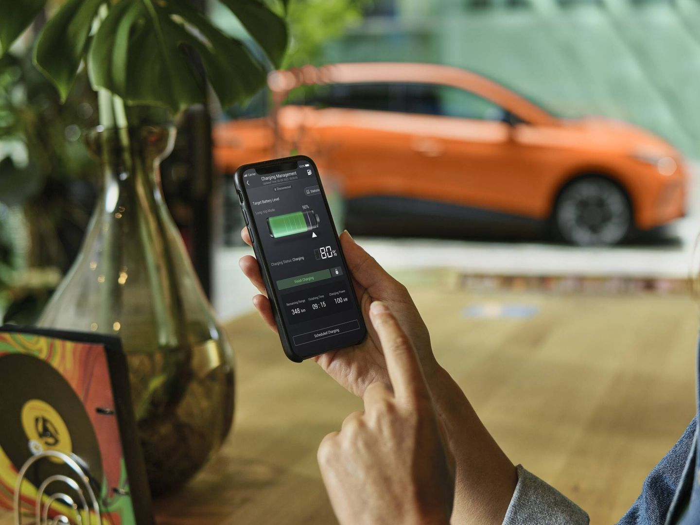 Desde la app iSmart instalada en el smartphone controlamos el coche a distancia.
