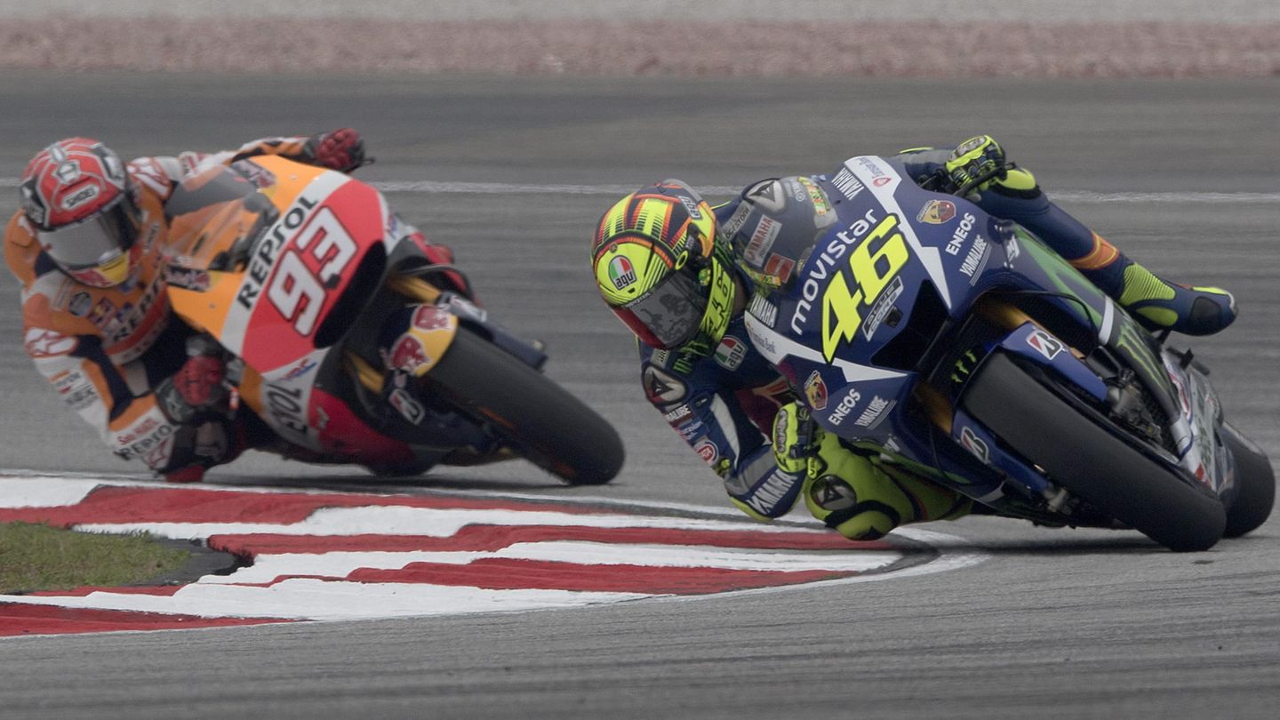Rossi y Márquez, mano a mano en el Gran Premio de Malasia del 2015. (EFE)
