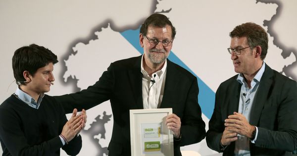 Foto: El presidente del Partido Popular, Mariano Rajoy (c), junto al presidente de Galicia, Alberto Núñez Feijóo (d), y el presidente de NNGG de Galicia, Diego Gago (izq). (EFE)