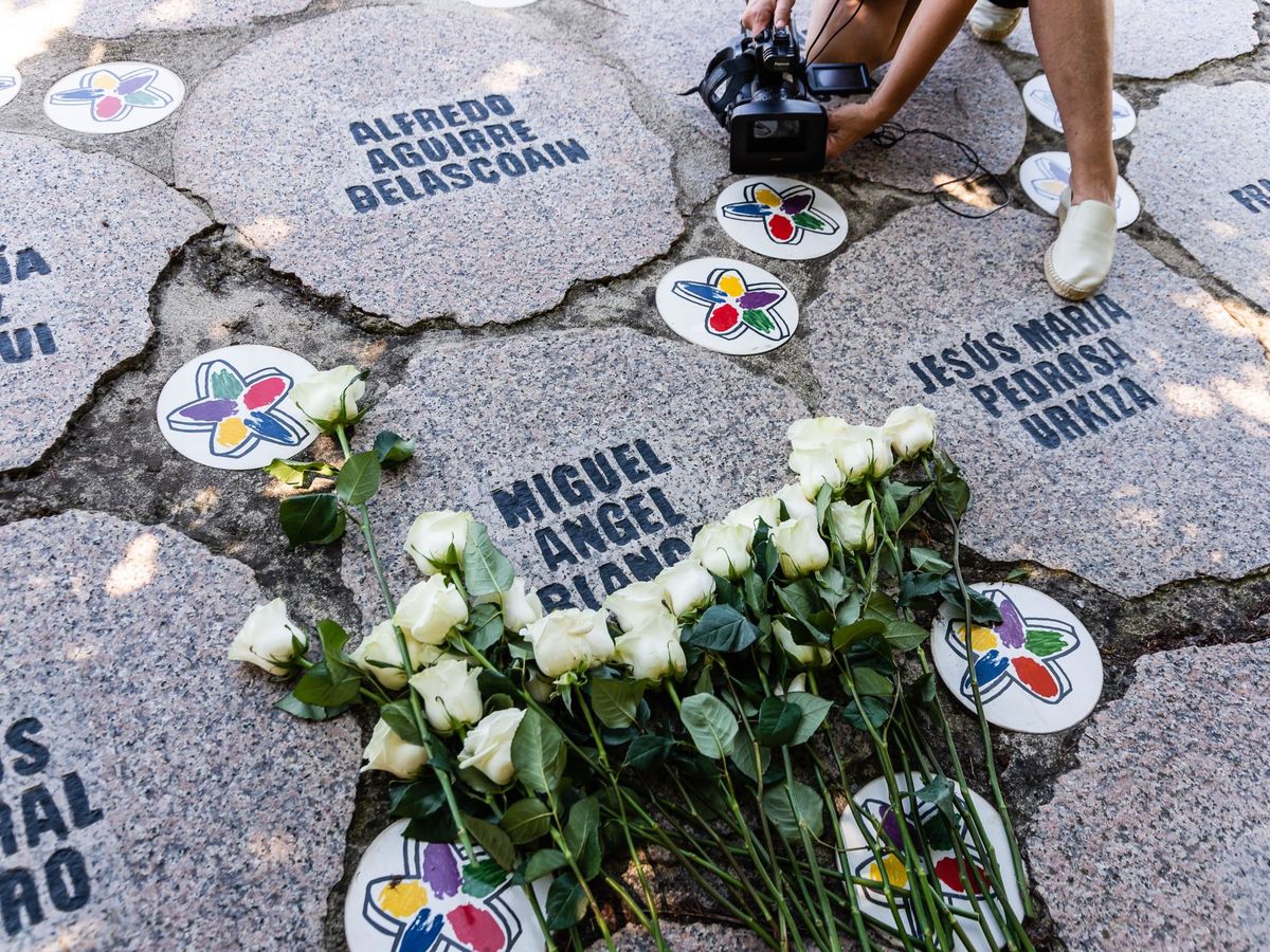 Foto: El PP de Álava celebra una ofrenda floral en recuerdo a Miguel Ángel Blanco (EFE)
