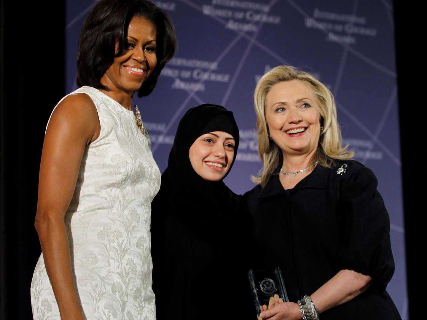 La ex secretaria de Estado Hillary Clinton y la ex primera dama Michelle Obama, junto a Samar Badawi en 2012. (Reuters)