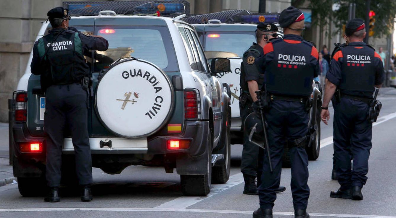 La Guardia Civil y los Mossos durante los registros de Barcelona. (EFE)