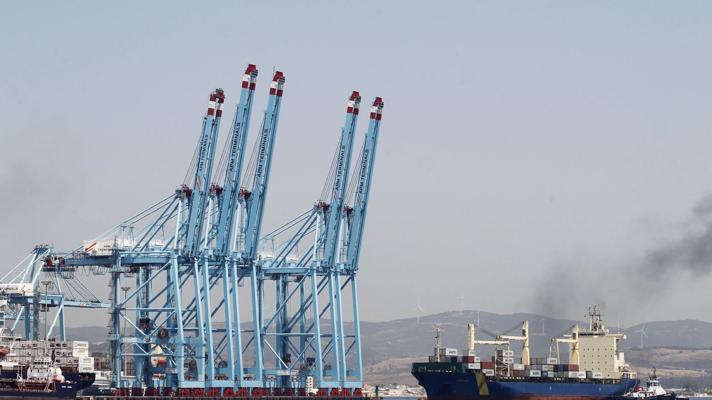 El puerto de Algeciras, donde este miércoles se ha trabajado con normalidad tras la firma del acuerdo de los estibadores con APM y TTIA.