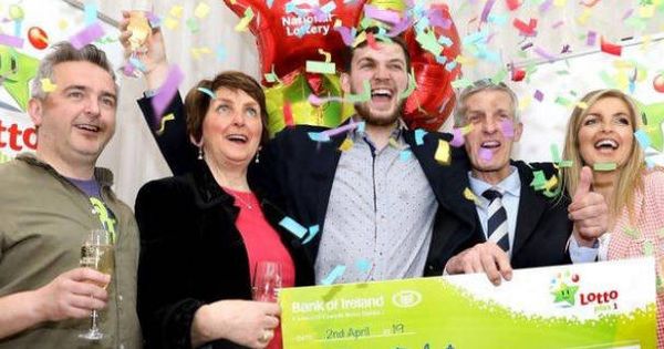 Foto: Odhran y su familia en el momento de recoger el cheque de ganador (Foto: National Lottery Ireland)